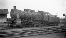 165449 Afbeelding van de stoomlocomotief nr. 8629 van de N.M.B.S. (Belgische Spoorwegen) bij het locomotiefdepot te ...